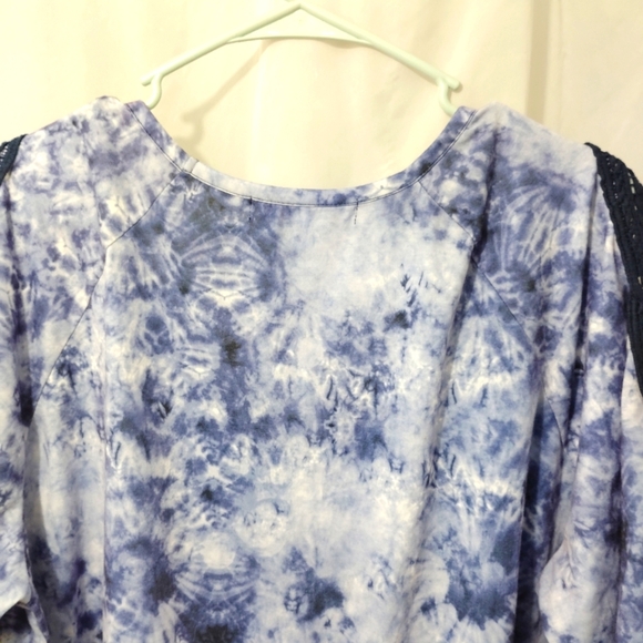 Absolutely Famous Top Tie Dye Crochet Sleeves V-neck Longer Length 1X Soft Comfy - Picture 7 of 14